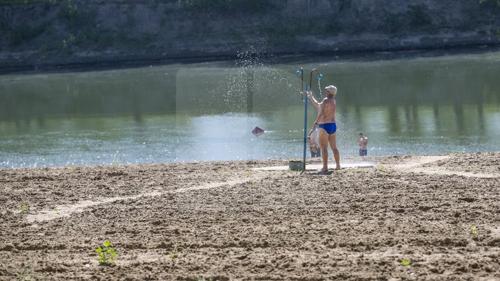 Se scaldă în râul Nistru şi fac băi de soare. Odihna de vară, în toi pe plaja de la Vadul lui Vodă (FOTOREPORT)