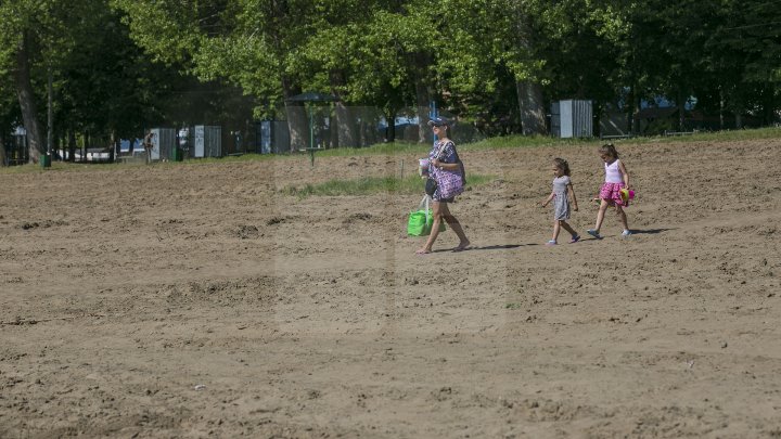 Se scaldă în râul Nistru şi fac băi de soare. Odihna de vară, în toi pe plaja de la Vadul lui Vodă (FOTOREPORT)