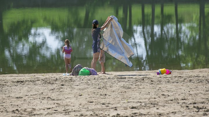 Se scaldă în râul Nistru şi fac băi de soare. Odihna de vară, în toi pe plaja de la Vadul lui Vodă (FOTOREPORT)