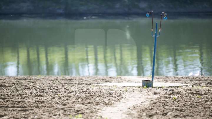 Se scaldă în râul Nistru şi fac băi de soare. Odihna de vară, în toi pe plaja de la Vadul lui Vodă (FOTOREPORT)