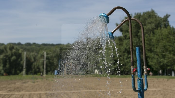 Se scaldă în râul Nistru şi fac băi de soare. Odihna de vară, în toi pe plaja de la Vadul lui Vodă (FOTOREPORT)