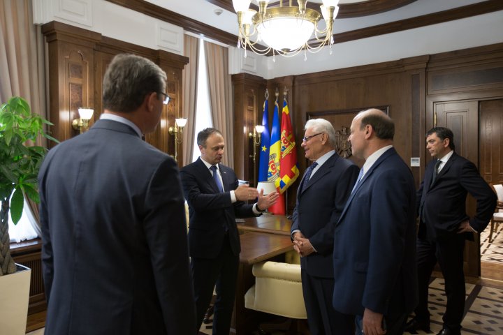 Foștii președinți ai Legislativului, în vizită de Ziua Parlamentului (GALERIE FOTO)