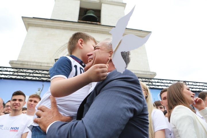 Vlad Plahotniuc la terciul ostăşesc alături de veterani în Scuarul Catedralei (FOTOREPORT)