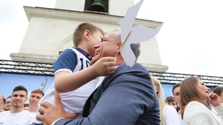 Vlad Plahotniuc de 9 MAI: Au fost vremuri cumplite pe care îmi doresc să nu le trăim vreodată, nici noi, nici copiii noștri (FOTO)