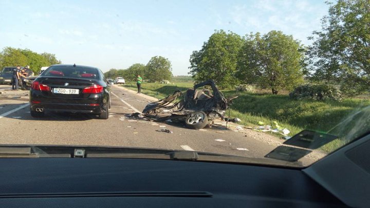 Detalii noi privind ACCIDENTUL CUMPLIT de la Orhei. Un tânăr mort şi o maşină ruptă în două. Prietenii victimei, ŞOCAŢI (FOTO)