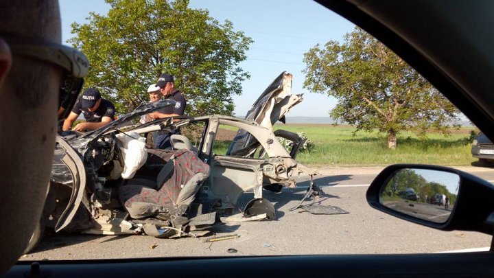 Detalii noi privind ACCIDENTUL CUMPLIT de la Orhei. Un tânăr mort şi o maşină ruptă în două. Prietenii victimei, ŞOCAŢI (FOTO)