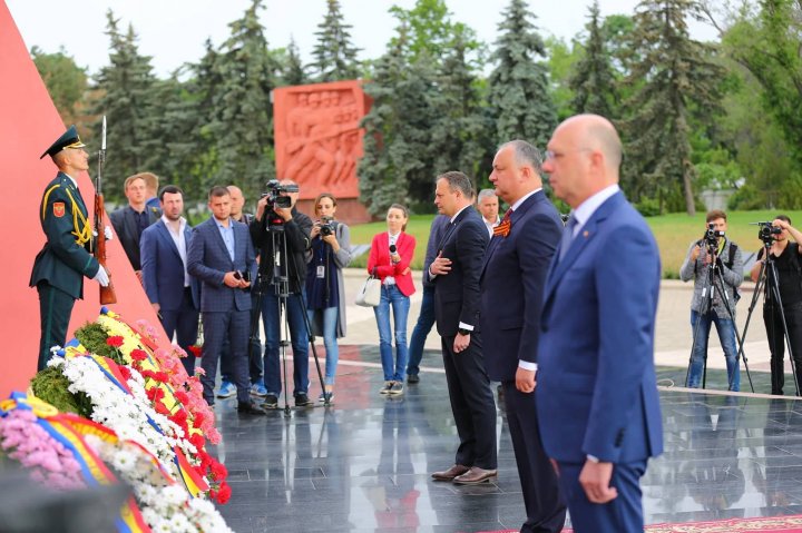 Moldova sărbătoreşte 9 MAI. Oficialii au depus flori şi au comemorat eroii căzuţi pe câmpul de luptă (FOTO/VIDEO)