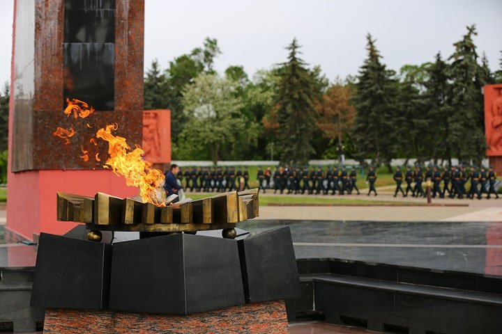 Moldova sărbătoreşte 9 MAI. Oficialii au depus flori şi au comemorat eroii căzuţi pe câmpul de luptă (FOTO/VIDEO)