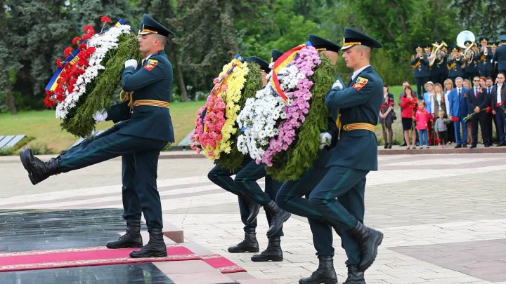 Moldova sărbătoreşte 9 MAI. Oficialii au depus flori şi au comemorat eroii căzuţi pe câmpul de luptă (FOTO/VIDEO)