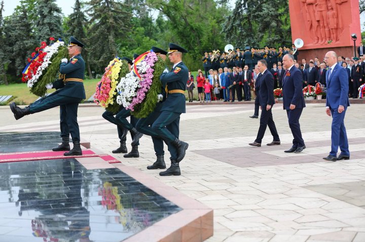 Moldova sărbătoreşte 9 MAI. Oficialii au depus flori şi au comemorat eroii căzuţi pe câmpul de luptă (FOTO/VIDEO)