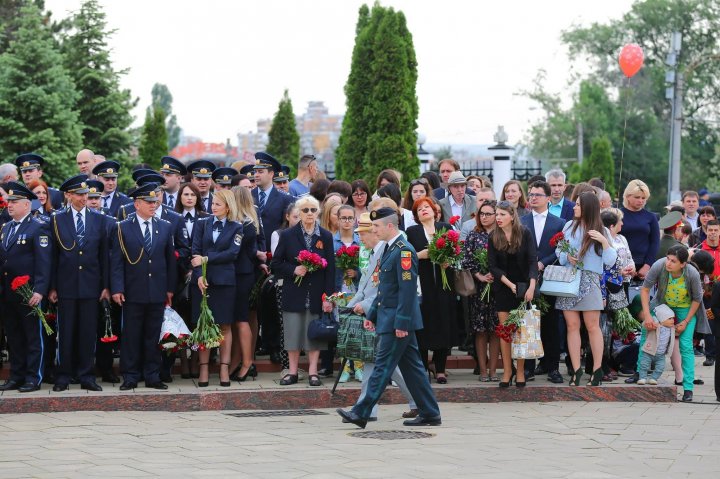 Moldova sărbătoreşte 9 MAI. Oficialii au depus flori şi au comemorat eroii căzuţi pe câmpul de luptă (FOTO/VIDEO)