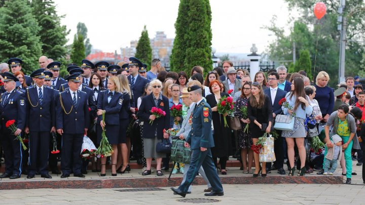 Cu lacrimi şi flori, mii de oameni au comemorat victimele celui de-al Doilea Război Mondial la Complexul Memorial Eternitate 