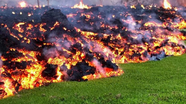 Vulcanul Kilauea din Hawaii a erupt din nou. Momentul în care lava este aruncată în aer (VIDEO)