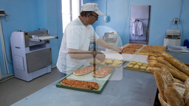 Delicii italiene la Cimişlia. 12 persoane au învăţat secretele patiseriei şi brutăriei de la un bucătar din Italia (FOTOREPORT)