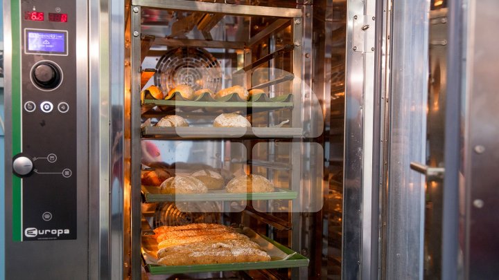 Delicii italiene la Cimişlia. 12 persoane au învăţat secretele patiseriei şi brutăriei de la un bucătar din Italia (FOTOREPORT)