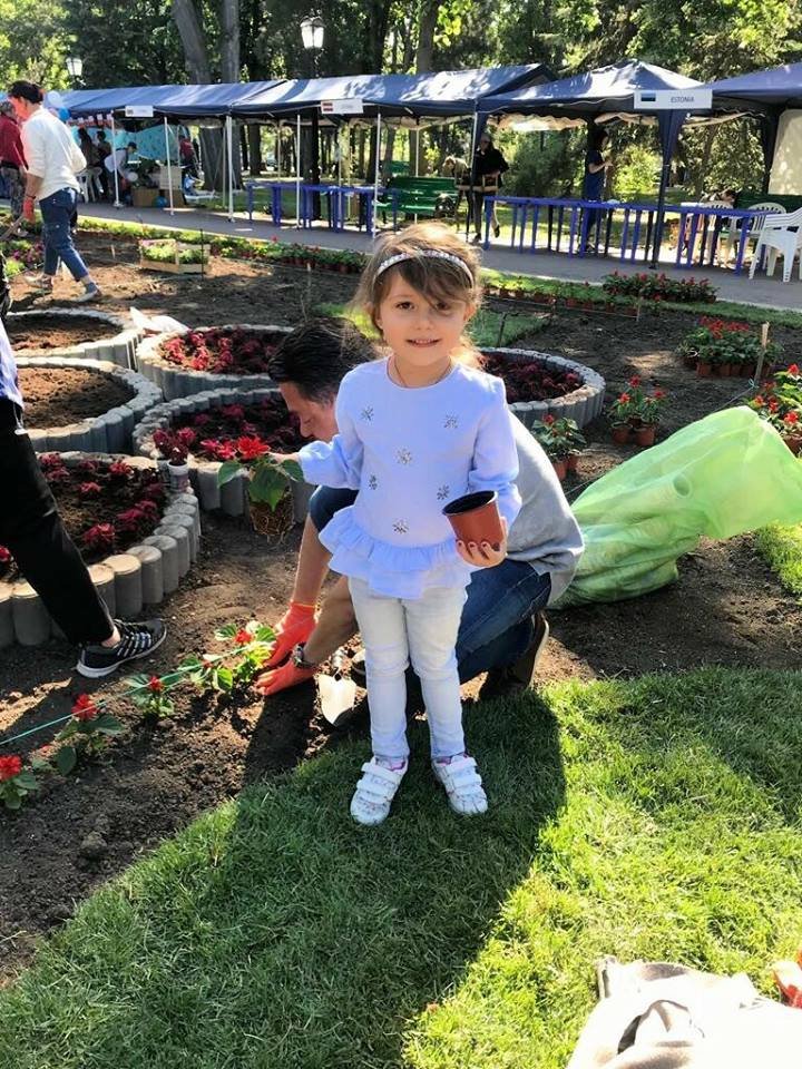 Silvia Radu a plantat un covor din flori în parcul Ștefan ce Mare în cadrul campaniei Fă ceva bun pentru Chișinău (FOTO)