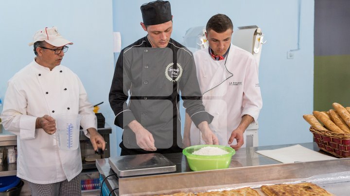 Delicii italiene la Cimişlia. 12 persoane au învăţat secretele patiseriei şi brutăriei de la un bucătar din Italia (FOTOREPORT)