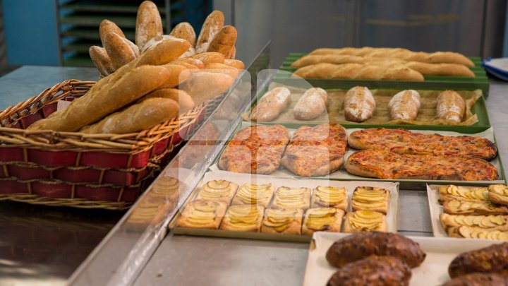 Delicii italiene la Cimişlia. 12 persoane au învăţat secretele patiseriei şi brutăriei de la un bucătar din Italia (FOTOREPORT)