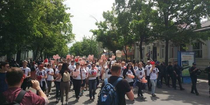 Huiduieli şi altercaţii la marşul LGBT. Enoriaşii s-au luat la harţă cu forţele de ordine (FOTO/VIDEO)