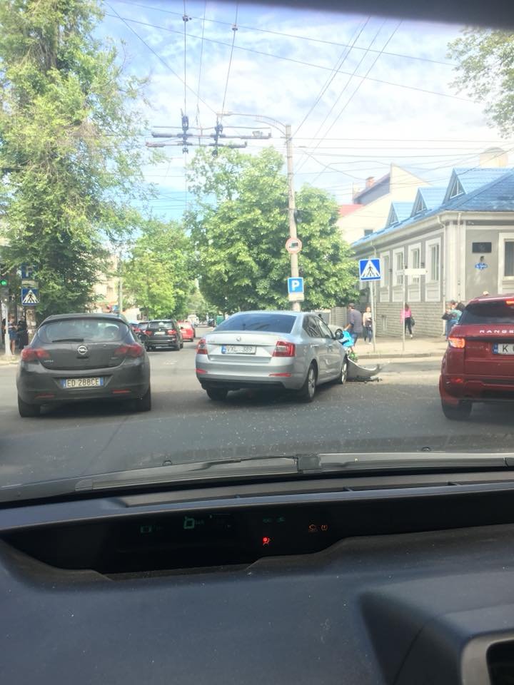 ACCIDENT în centrul Capitalei. O maşină a rămas fără bot (FOTO)