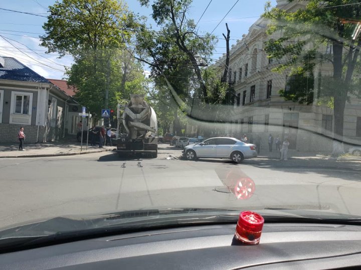 ACCIDENT în centrul Capitalei. O maşină a rămas fără bot (FOTO)