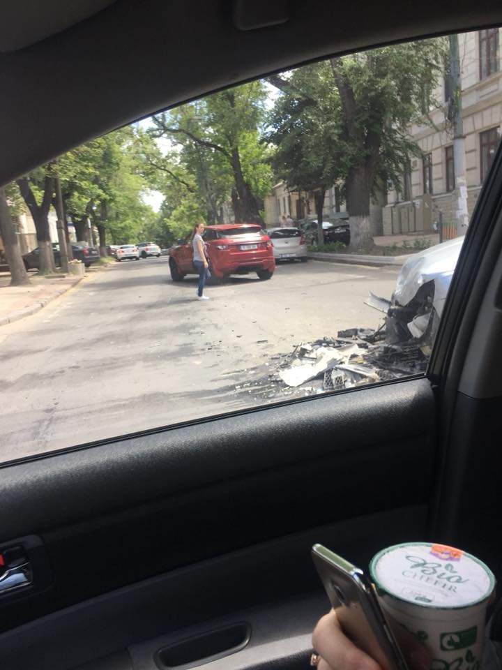 ACCIDENT în centrul Capitalei. O maşină a rămas fără bot (FOTO)