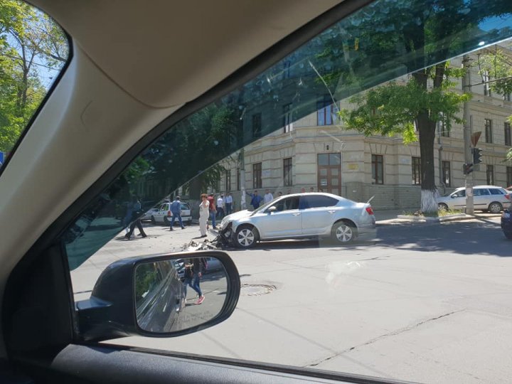 ACCIDENT în centrul Capitalei. O maşină a rămas fără bot (FOTO)