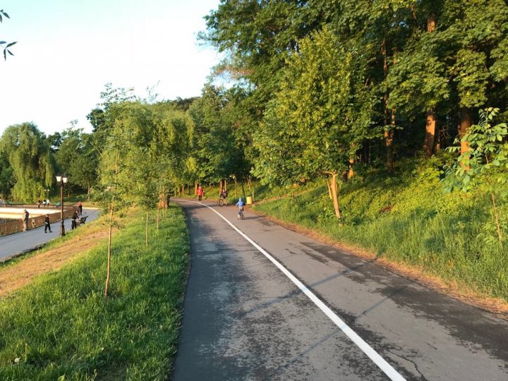 Piste pentru biciclişti în parcul Valea Morilor. Acum circulaţia va fi mai uşoară (FOTO)