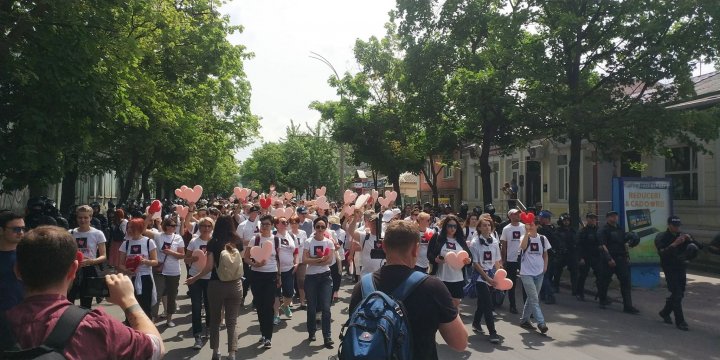 Huiduieli şi altercaţii la marşul LGBT. Enoriaşii s-au luat la harţă cu forţele de ordine (FOTO/VIDEO)