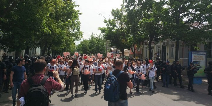 Huiduieli şi altercaţii la marşul LGBT. Enoriaşii s-au luat la harţă cu forţele de ordine (FOTO/VIDEO)