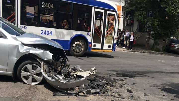 ACCIDENT în centrul Capitalei. O maşină a rămas fără bot (FOTO)