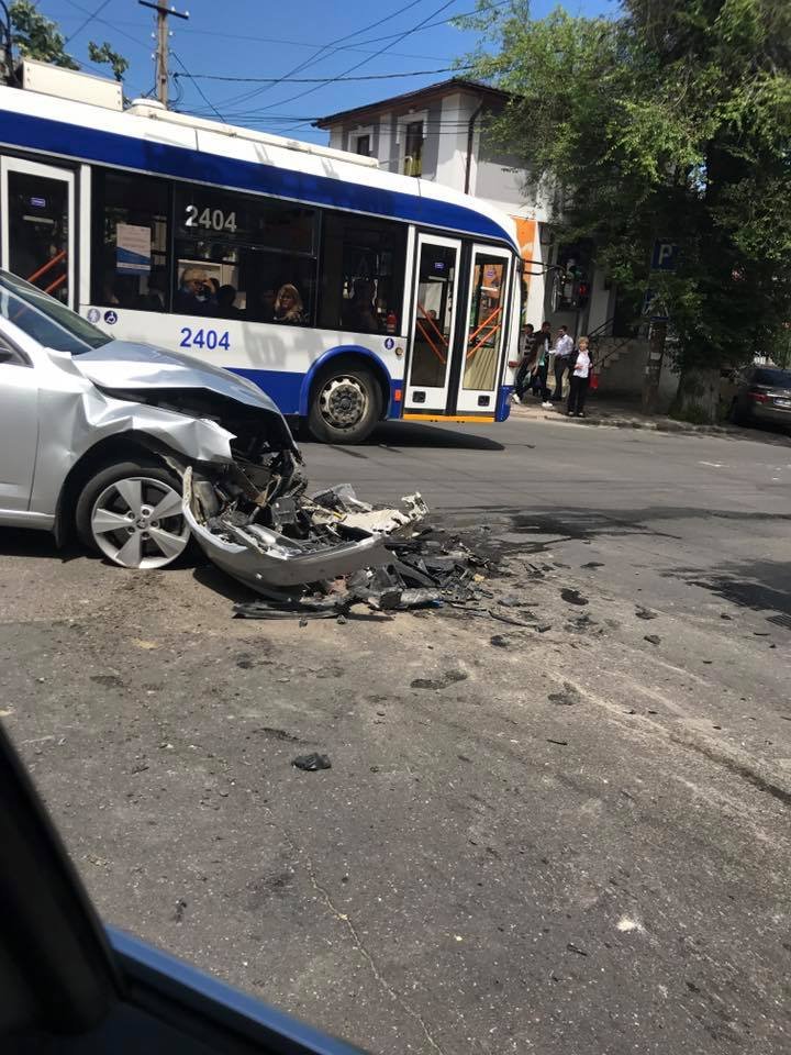 ACCIDENT în centrul Capitalei. O maşină a rămas fără bot (FOTO)