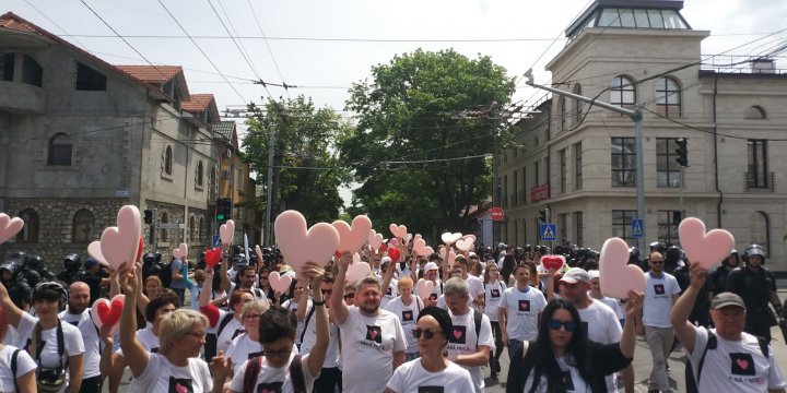 Huiduieli şi altercaţii la marşul LGBT. Enoriaşii s-au luat la harţă cu forţele de ordine (FOTO/VIDEO)