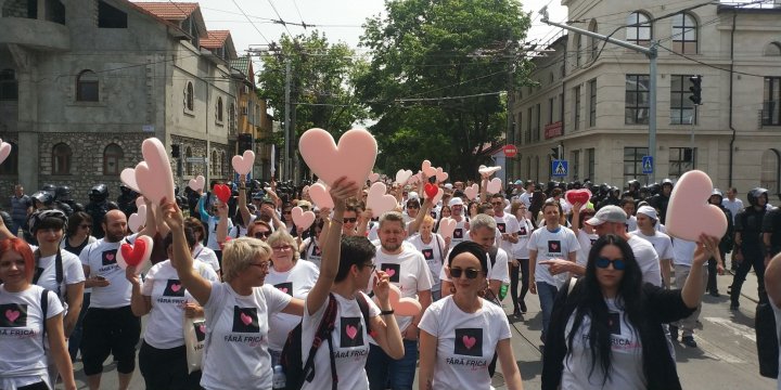 Huiduieli şi altercaţii la marşul LGBT. Enoriaşii s-au luat la harţă cu forţele de ordine (FOTO/VIDEO)