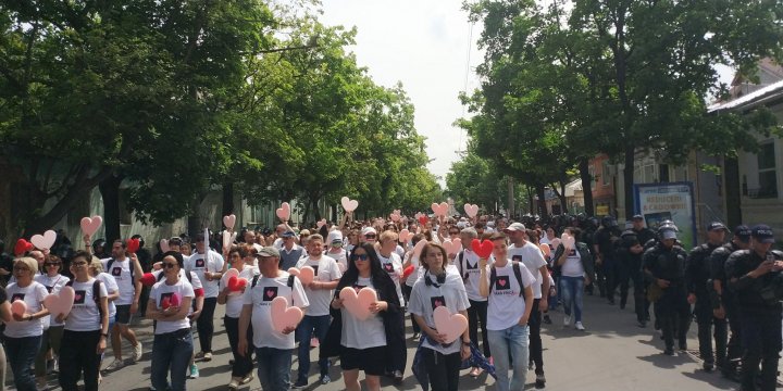 Huiduieli şi altercaţii la marşul LGBT. Enoriaşii s-au luat la harţă cu forţele de ordine (FOTO/VIDEO)