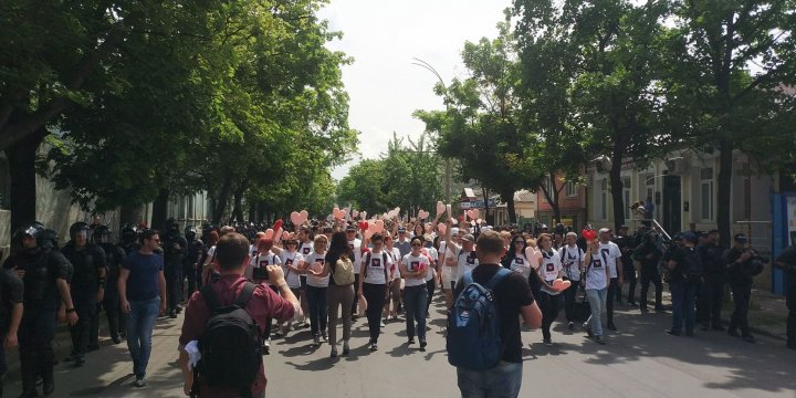 Huiduieli şi altercaţii la marşul LGBT. Enoriaşii s-au luat la harţă cu forţele de ordine (FOTO/VIDEO)