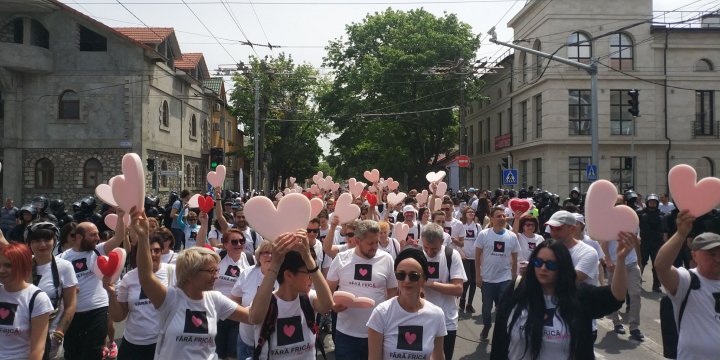 Huiduieli şi altercaţii la marşul LGBT. Enoriaşii s-au luat la harţă cu forţele de ordine (FOTO/VIDEO)