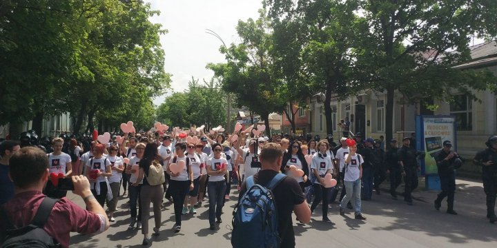 Huiduieli şi altercaţii la marşul LGBT. Enoriaşii s-au luat la harţă cu forţele de ordine (FOTO/VIDEO)