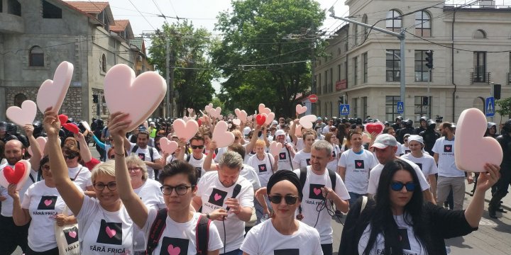 Huiduieli şi altercaţii la marşul LGBT. Enoriaşii s-au luat la harţă cu forţele de ordine (FOTO/VIDEO)