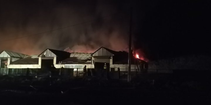 INCENDIU PUTERNIC lângă autogara din Strășeni. Un depozit şi o parcare cu tehnică agricolă, MISTUITE în întregime de flăcări (FOTO/VIDEO)