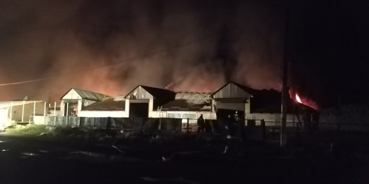 La cât se ridică PAGUBELE cauzate de incendiul devastator de la Străşeni (FOTO)