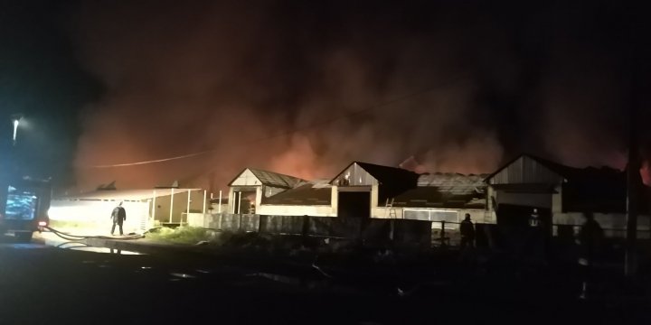 La cât se ridică PAGUBELE cauzate de incendiul devastator de la Străşeni (FOTO)