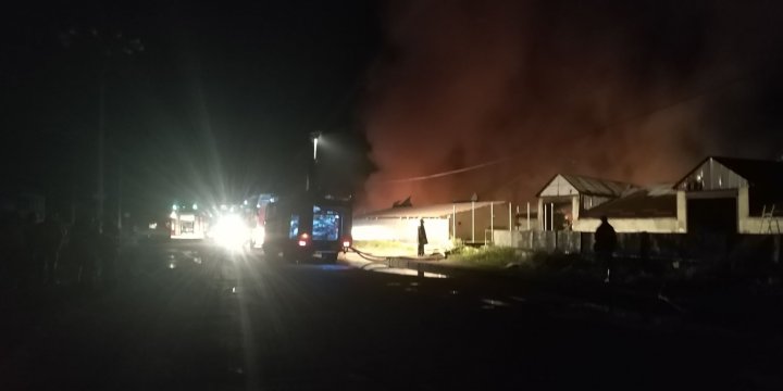 INCENDIU PUTERNIC lângă autogara din Strășeni. Un depozit şi o parcare cu tehnică agricolă, MISTUITE în întregime de flăcări (FOTO/VIDEO)