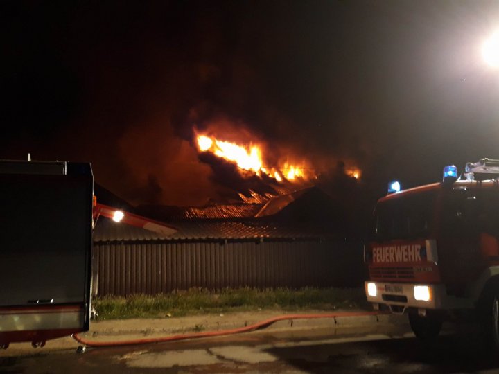 INCENDIU DEVASTATOR lângă autogara Strășeni. Flăcările au cuprins UN DEPOZIT și un parc de tractoare (VIDEO/FOTO)