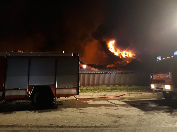 INCENDIU DEVASTATOR lângă autogara Strășeni. Flăcările au cuprins UN DEPOZIT și un parc de tractoare (VIDEO/FOTO)