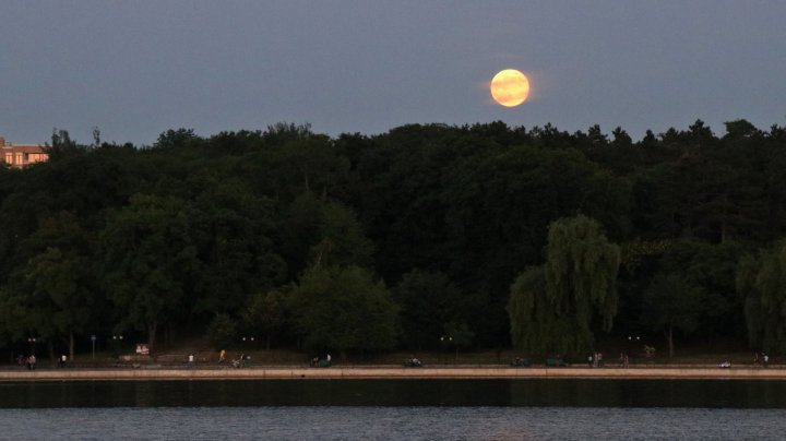 IMAGINI ULUITOARE! Cum a fost văzută luna plină florală în Chişinău şi în diferite colţuri ale lumii (FOTO)