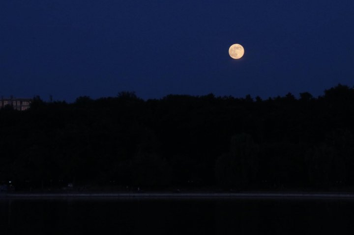 IMAGINI ULUITOARE! Cum a fost văzută luna plină florală în Chişinău şi în diferite colţuri ale lumii (FOTO)