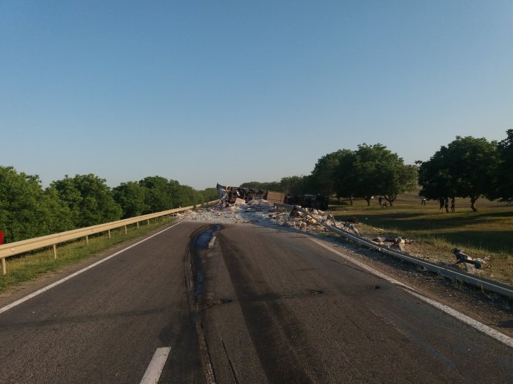 ACCIDENT ÎNGROZITOR în apropiere de Leușeni. Un TIR încărcat cu 22 de tone de borcane s-a răsturnat (FOTO/VIDEO)