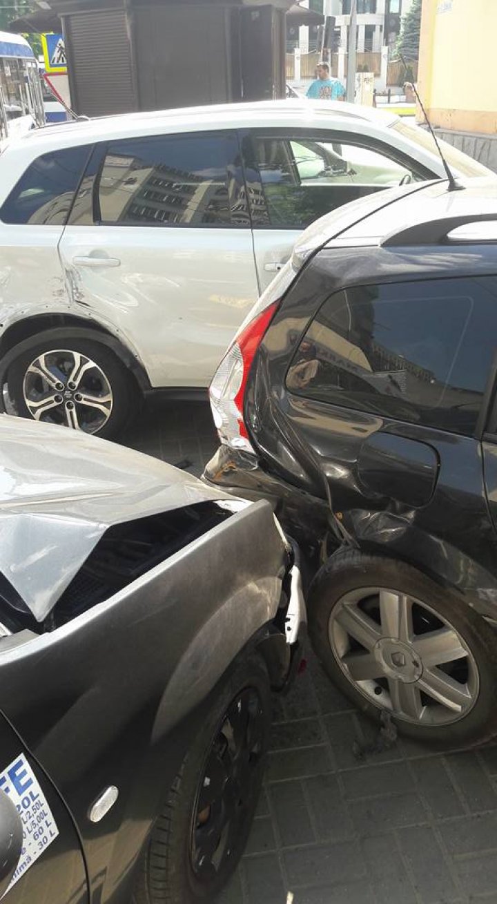 ACCIDENT BIZAR în Capitală. Trei maşini avariate, după ce un taxi a intrat în ele (FOTO/VIDEO)