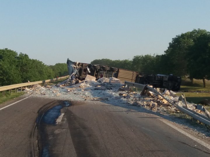 ACCIDENT ÎNGROZITOR în apropiere de Leușeni. Un TIR încărcat cu 22 de tone de borcane s-a răsturnat (FOTO/VIDEO)